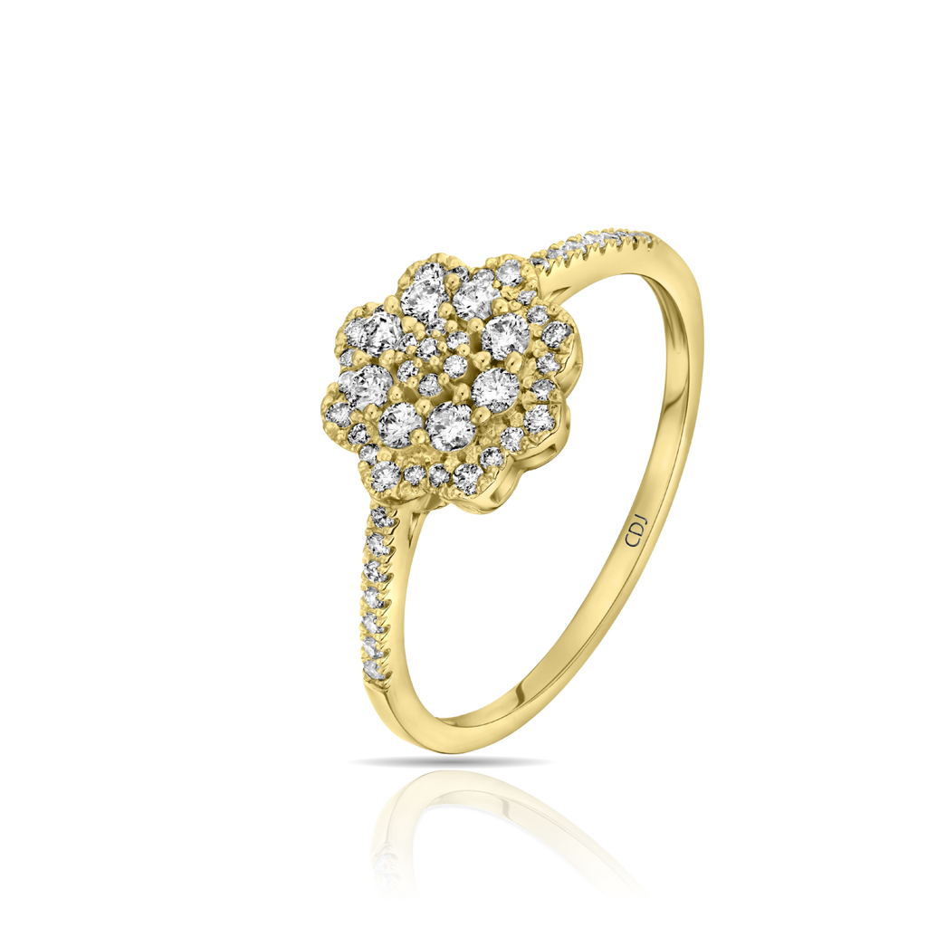 טבעת זהב צהוב עם עיצוב בצורת פרח מעוטרת ביהלומים נוצצים.