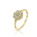 טבעת זהב צהוב עם עיצוב בצורת פרח מעוטרת ביהלומים נוצצים.