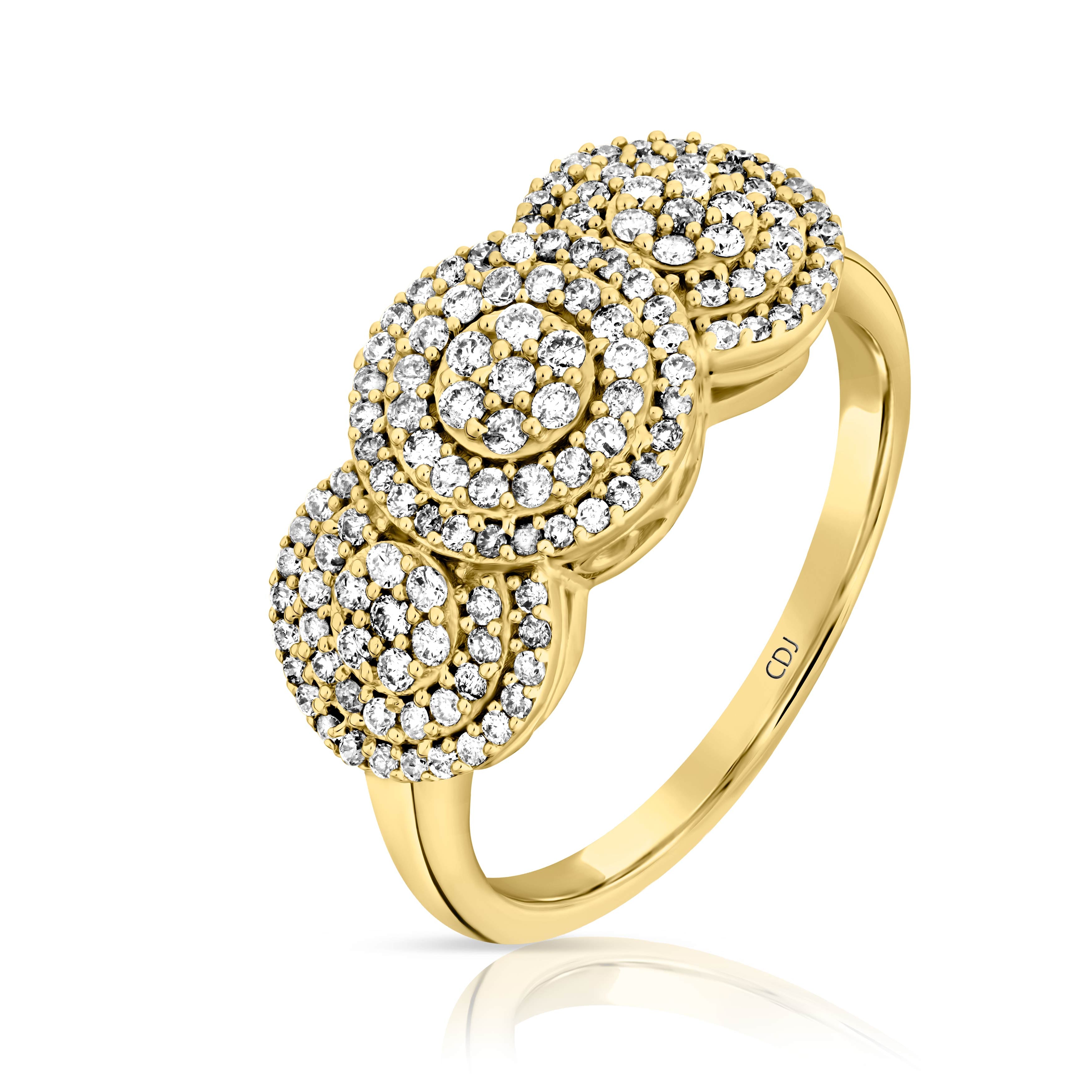 טבעת זהב עם שלושה אשכולות מעגליים של אבני חן זוהרות.