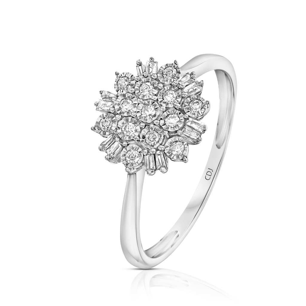 טבעת כסף אלגנטית מעוטרת בקבוצת יהלומים מנצנצים.