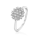 טבעת כסף אלגנטית מעוטרת בקבוצת יהלומים מנצנצים.