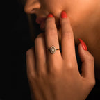 תקריב של יד עם טבעת וציפורניים אדומות על רקע כהה