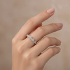 יד מציגה טבעת כסף עם חמישה אבנים מנצנצות.