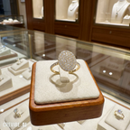 טבעת יהלום מבריקה מוצגת על כרית קטיפה בחנות תכשיטים.