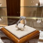 טבעת אירוסין עם יהלום מוצגת על כרית קטיפה.