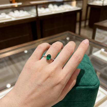 טבעת אמרלד עם מסגרת יהלומים